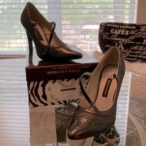 Dana Buchman black leather 3.5 inch heels